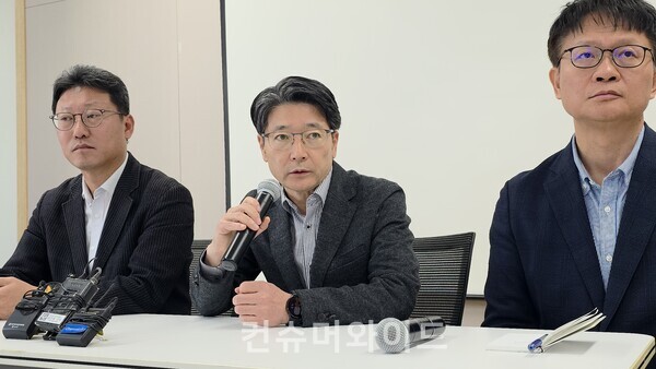 4일 데일리 브리핑에서 임봉호 MNO사업부장이 유심 교체 가입자 현황에 대해 설명하고 있다. 사진은 왼쪽부터  김희섭 PR센터장, 임봉호 MNO사업부장, 류정환 네트워크 인프라센터장 ⓒ컨슈머와이즈 전휴성 기자