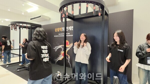 9일 배민의 팝업스토어 배민 계란프라이데이에 마련된 순발격의 한계 게임에 중국계로 추정되는 외국인이 참여해 호이팅을 하고 있다. ⓒ컨슈머와이드 전휴성 기자