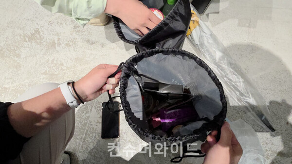 배민 계란 프라이데이에서한 방문객이 받은 선물을 보여주고 있다.   ⓒ컨슈머와이드 전휴성 기자