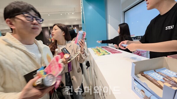 배민 계란 프라이데이에서 선물을 받고 좋아하는 방문객들 ⓒ컨슈머와이드 전휴성 기자