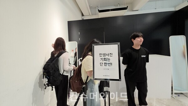 배민 계란프라이데이 팝업에서 방문객들이 인생네컷을 찍기 위해 기다리고 있다. ⓒ컨슈머와이드 전휴성 기자