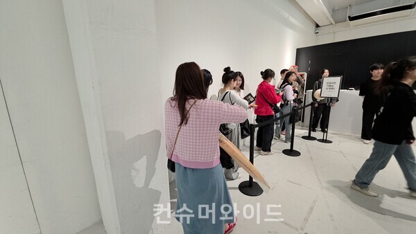 배민 계란프라이데이 팝업에서 방문객들이 인생네컷을 찍기 위해 기다리고 있다. ⓒ컨슈머와이드 전휴성 기자