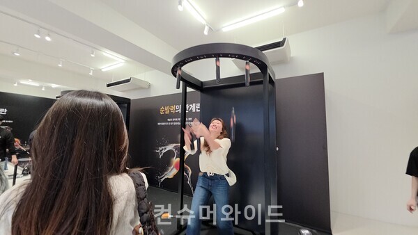   순발력의 한계란 게임에 참여한 방문객 ⓒ컨슈머와이드 전휴성 기자