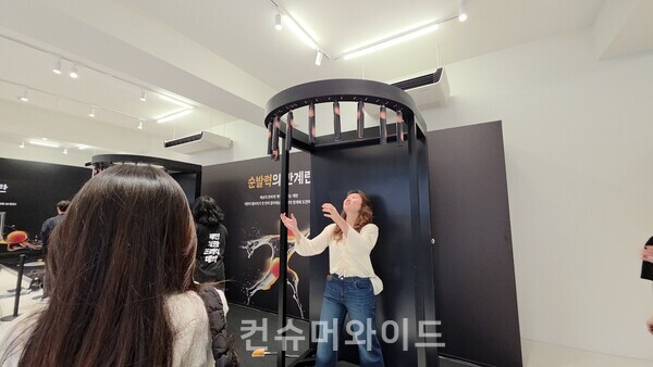  순발력의 한계란 게임에 참여한 방문객 ⓒ컨슈머와이드 전휴성 기자