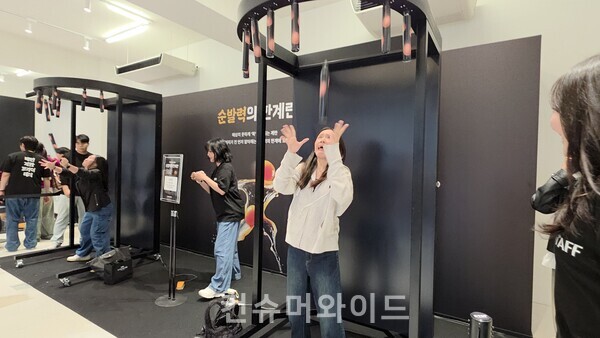  순발력의 한계란 게임에 참여한 방문객 ⓒ컨슈머와이드 전휴성 기자