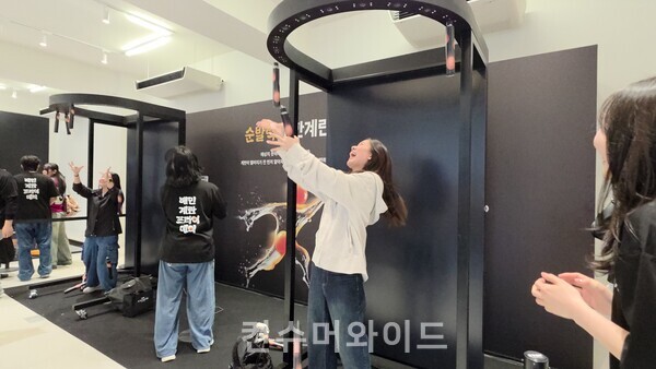  순발력의 한계란 게임에 참여한 방문객 ⓒ컨슈머와이드 전휴성 기자