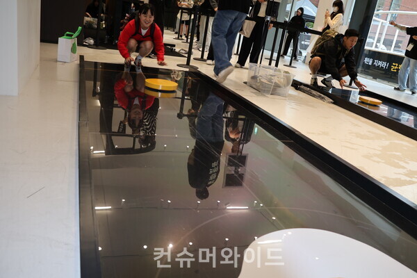  컬링을 연상시키는 균형의 한계란 게임을 즐기고 있는 방문객ⓒ컨슈머와이드 전휴성 기자