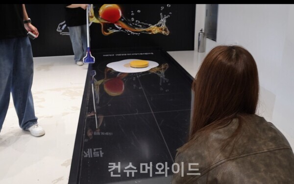  컬링을 연상시키는 균형의 한계란 게임을 즐기고 있는 방문객ⓒ컨슈머와이드 전휴성 기자