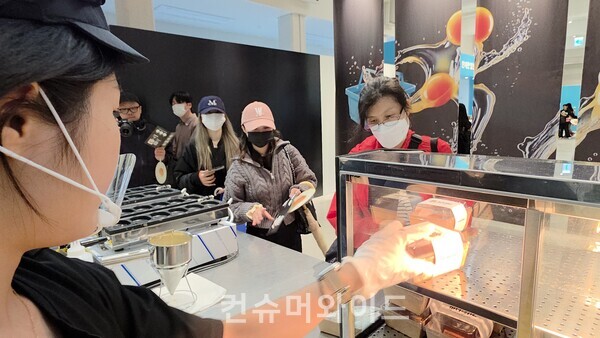    배민 계란 프라이데이 팝업에서 계란빵을 방문객에게 주고 있다. ⓒ컨슈머와이드 전휴성 기자 ⓒ컨슈머와이드 전휴성 기자