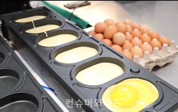     배민 계란 프라이데이 팝업에서 계란빵을 만드는 모습. ⓒ컨슈머와이드 전휴성 기자 