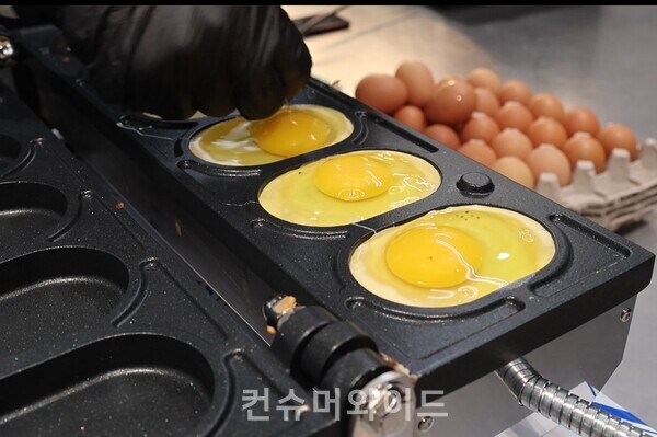     배민 계란 프라이데이 팝업에서 계란빵을 만드는 모습. ⓒ컨슈머와이드 전휴성 기자
