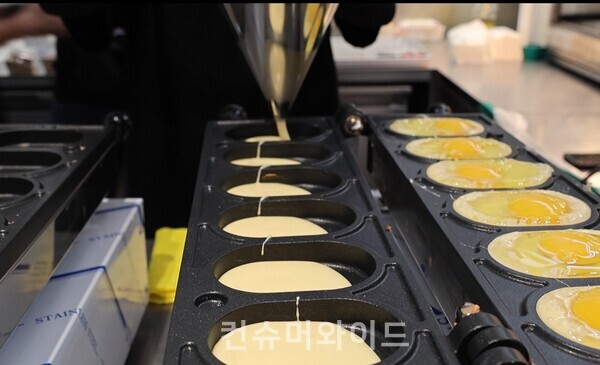     배민 계란 프라이데이 팝업에서 계란빵을 만드는 모습. ⓒ컨슈머와이드 전휴성 기자 