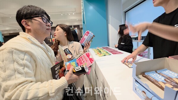   배민 계란 프라이데이 팝업에서 방문객이 선물을 받고 있다. ⓒ컨슈머와이드 전휴성 기자 ⓒ컨슈머와이드 전휴성 기자