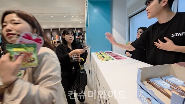  배민 계란 프라이데이 팝업에서 방문객이 선물을 받고 있다. ⓒ컨슈머와이드 전휴성 기자 ⓒ컨슈머와이드 전휴성 기자