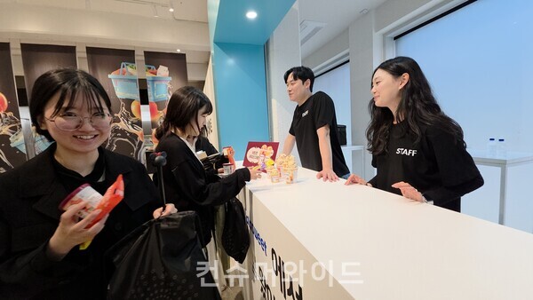   배민 계란 프라이데이 팝업에서 방문객이 선물을 받고 있다. ⓒ컨슈머와이드 전휴성 기자 ⓒ컨슈머와이드 전휴성 기자