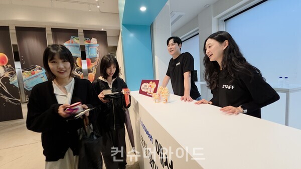   배민 계란 프라이데이 팝업에서 방문객이 선물을 받고 있다. ⓒ컨슈머와이드 전휴성 기자 ⓒ컨슈머와이드 전휴성 기자