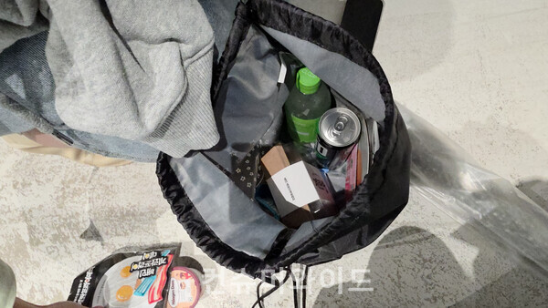  배민 계란 프라이데이 팝업에서 방문객이 받은 선물을 보여주고 있다. ⓒ컨슈머와이드 전휴성 기자 ⓒ컨슈머와이드 전휴성 기자