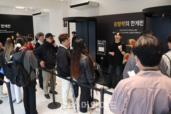  배민 계란 프라이데이 팝업 첫날 방문객들로 인산인해를 이뤘다. ⓒ컨슈머와이드 전휴성 기자