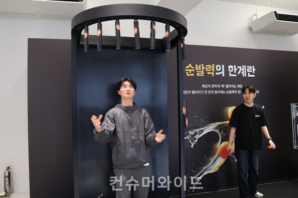  순발력의 한계란 게임에 참여한 방문객 ⓒ컨슈머와이드 전휴성 기자