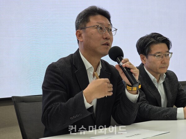 SKT 13일 데일리 브리핑에서 김희섭 PR센터장이 갤럭시 S25엣지 사전 예약에 대해 설명하고 있다. ⓒ컨슈멍와이드 전휴성 기자