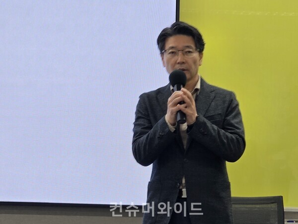 14일 데일리 브리핑에서 임봉호 MNO사업부장이 16일부터 공항에서 유심 교체 중단을 설명하고 있다. ⓒ컨슈머와이드 전휴성 기자