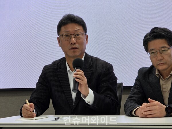 14일 SKT 데일리 브리핑에서 김희섭 PR센터장이 발언을 하고 있다.  ⓒ컨슈머와이드 전휴성 기자