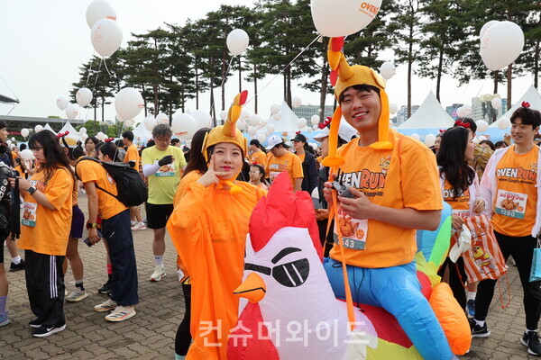 18일 굽네 오븐런 행사에서 눈길을 사로잡은 치킨 코스튬 참가자들 ⓒ컨슈머와이드 전휴성 기자