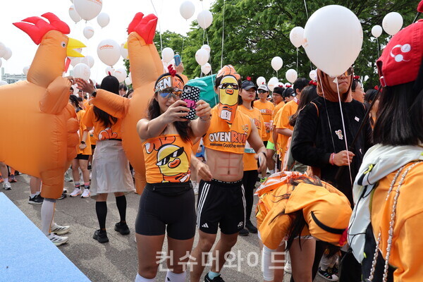 18일 굽네 오븐런 행사에서 눈길을 사로잡은 치킨 코스튬 참가자들 ⓒ컨슈머와이드 전휴성 기자