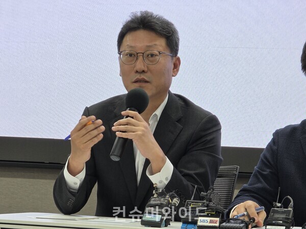 김희섭 PR센터장이 19일 데일리 브리핑에서 정부 2차 합동 조사 결과 발표에 대해 설명하고 있다. ⓒ컨슈머와이드 전휴성 기자