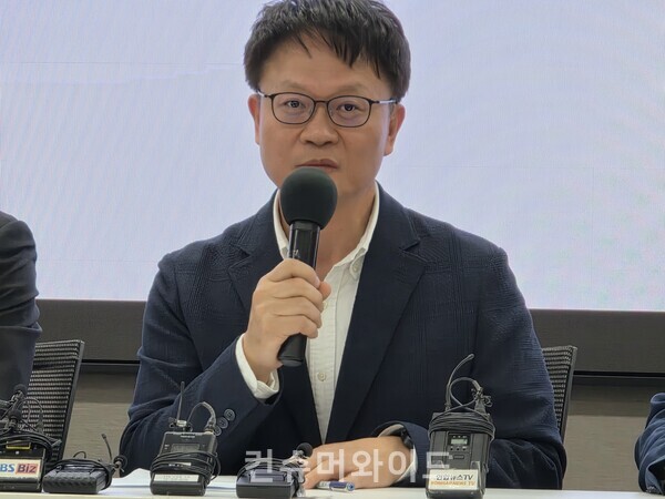 류정환 네트워크 인프라센터장이 19일 데일리 브리핑에서 정부 2차 합동 조사 결과 발표에 대해 설명하고 있다. ⓒ컨슈머와이드 전휴성 기자