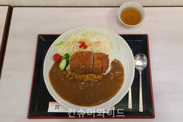 시마네현 현청 구내식당의 카레 정식. 국내산 쌀을 이용한다는 안내문이 붙어 있다 ⓒ 사진 제공: 인세호