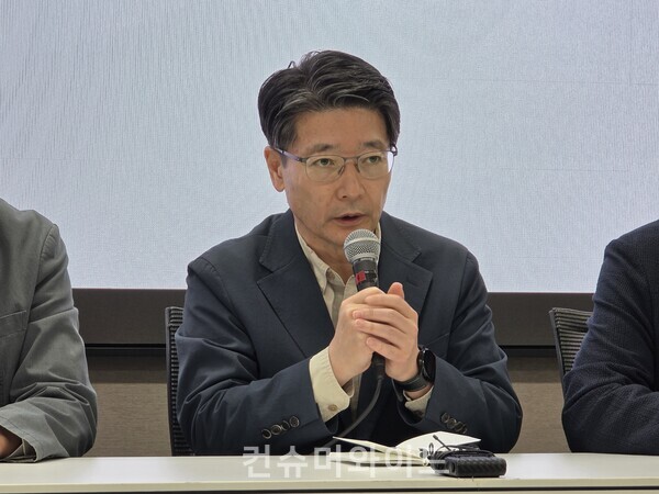 23일 SKT 데일리브리핑에서 임봉호 MNO사업부장이 가입자 이탈에 대해 발언하고 있다. ⓒ컨슈머와이드 전휴성 기자