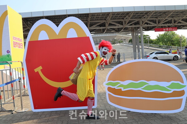 2025 맥도날드 해피워크에서 맥도날드 캐릭터로 분장한 참가자가 시선을 사로잡았다. ⓒ컨슈머와이드 전휴성 기자