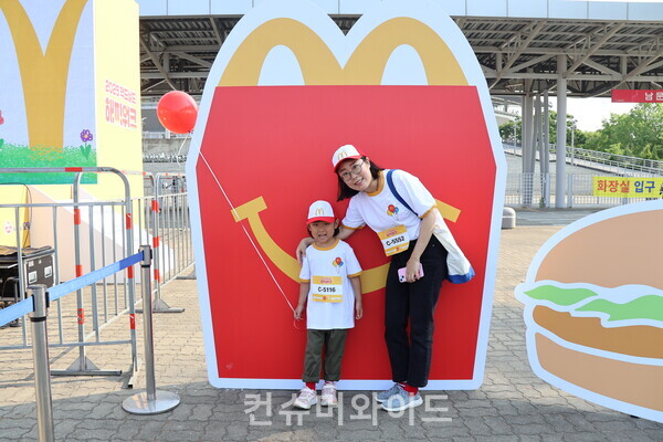 2025 해피워크에서 참가자들이 포토존에서 포즈를 취하고 있다. ⓒ컨슈머와이드 전휴성 기자