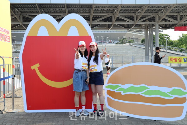 2025 해피워크에서 참가자들이 포토존에서 포즈를 취하고 있다. ⓒ컨슈머와이드 전휴성 기자