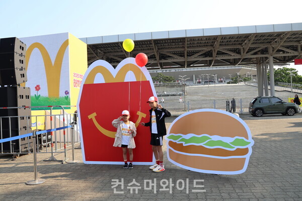 2025 해피워크에서 참가자들이 포토존에서 포즈를 취하고 있다. ⓒ컨슈머와이드 전휴성 기자