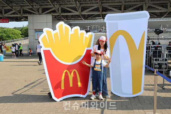 2025 해피워크에서 참가자들이 포토존에서 포즈를 취하고 있다. ⓒ컨슈머와이드강진일 기자