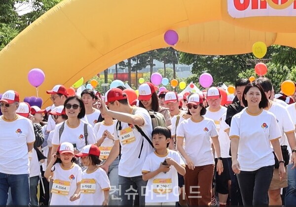 출발선에서 한국맥도날드 김기원 대표가  출발 신호와 함께 참가자들과 함께 걸기 시작했다. ⓒ컨슈머와이드 전휴성 기자