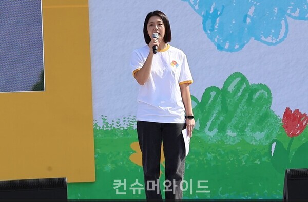 한국맥도날드 김기원 대표가 해피워크 무대 행사에서 발언을 하고 있다.  ⓒ컨슈머와이드 전휴성 기자