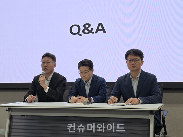 27일 SKT 데일리 브리핑에서 김희섭 PR센터장이 발언을 하고 있다. ⓒ컨슈머와이드 전휴성 기자