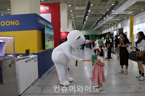 EV트렌드코리아2025 첫날 현장에서 아이들이 즐거워 하는 모습  ⓒ 컨슈머와이드 강진일 기자