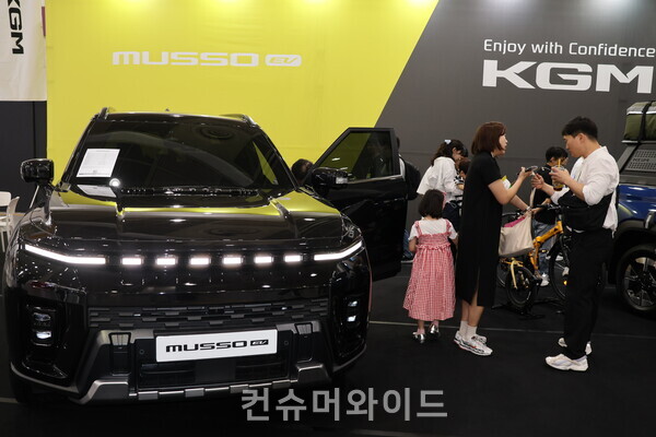 EV트렌드코리아 2025 KGM 부스에 가족단위 관람객들의 발길이 이어졌다 . ⓒ컨슈머와이드 전휴성 기자