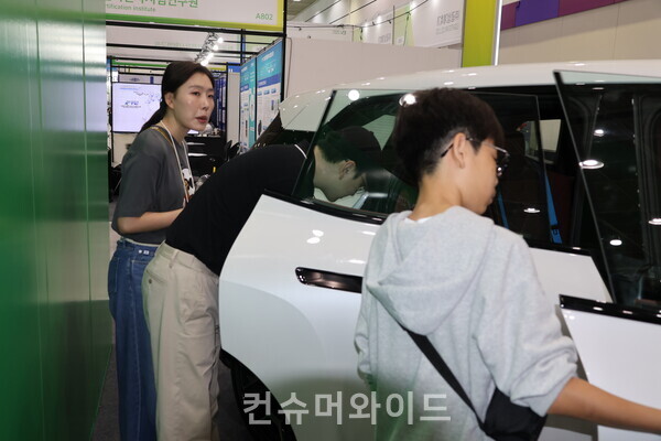 EV트렌드코리아 현대차 부스에서  신형 넥쏘를 직접 체험하고 있는 관람객들. ⓒ컨슈머와이드 전휴성 기자