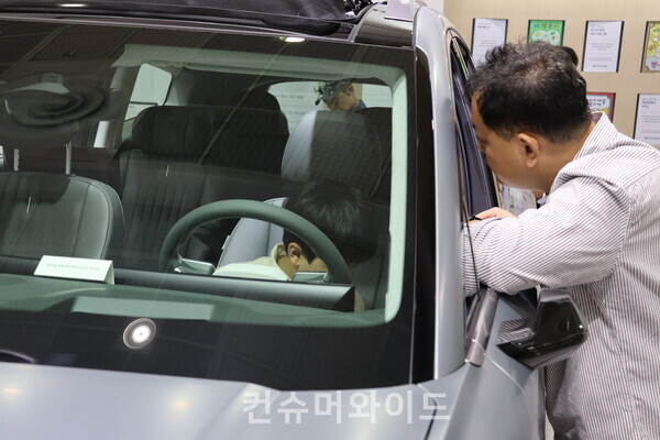 EV트렌드코리아 현대차 부스에서  신형 넥쏘를 직접 체험하고 있는 관람객들. ⓒ컨슈머와이드 전휴성 기자