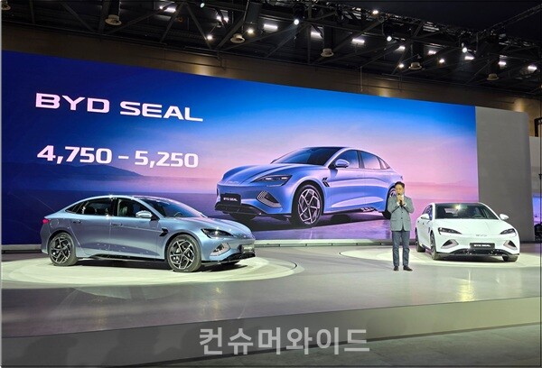 지난 4월 3일 서울모빌리티쇼 2025 현장에서 조인철 BYD코리아 승용사업부분 대표가 씰을 소개하고 있다 ⓒ컨슈머와이드 강진일 기자