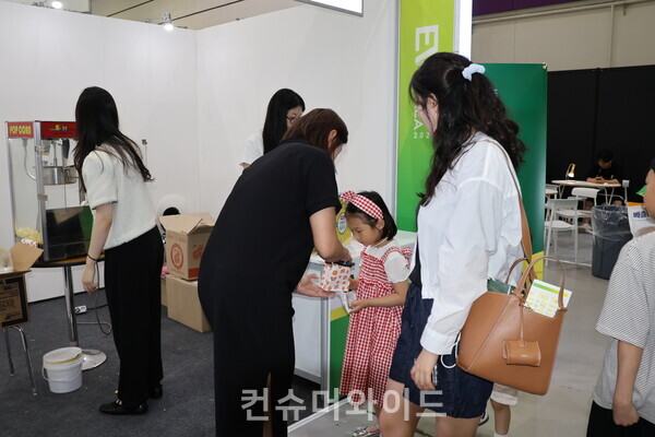 이벤트 경품이 떨어지자 팝콘을 제공하는 주체측 ⓒ컨슈머와이드 강진일 기자