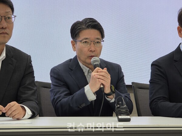 SKT 10일 데일리 브리핑에서 임봉호 MNO사업부 부장이 발언을 하고 있다. ⓒ컨슈머와이드 전휴성 기자.