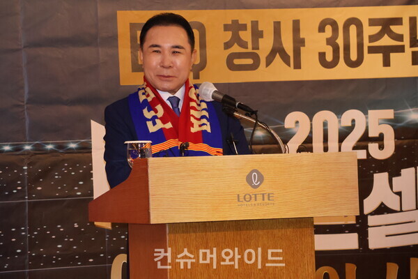 윤홍근 회장이 10일 서울 롯데 소공동 호텔에서 진행된 BBQ치킨 스포츠 행사 관련 기자 간담회에서 BBQ 그룹 미래 목표에 대해 발표하고 있다. ⓒ컨슈머와이드 전휴성 기자