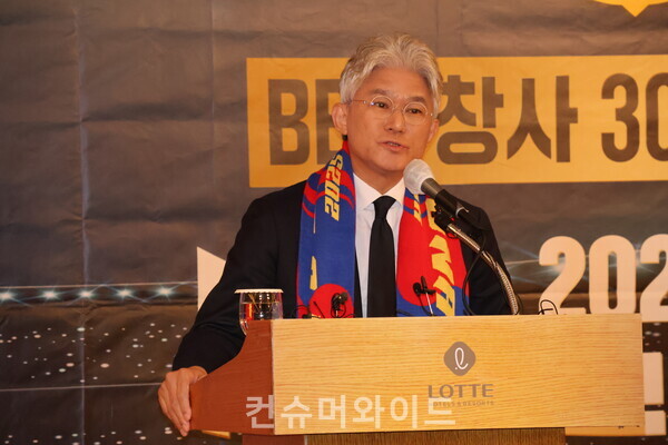 유진현 디드라이브 회장이 10일 서울 소공동 롯데호텔에서 진행된 BBQ 창사 30주년 기념 FC 바르셀로나 초청 서울 매치 행사 기자간담회에서 발언을 하고 있다. ⓒ컨슈머와이드 전휴성 기자