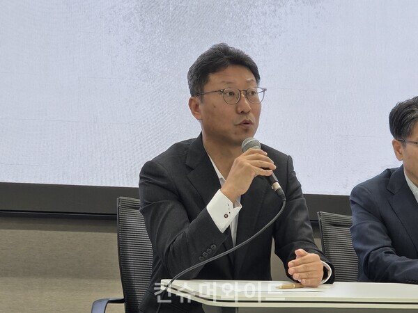 17일 오전 10시 진행된 SKT 데일리 브리핑에서 김희섭 PR 센터장이 CDR 유출 의혹과 관련해 발언을 하고 있다. ⓒ컨슈머와이드 강진일 기자